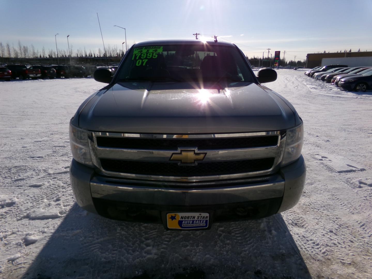 2007 Silver Chevrolet Silverado 1500 LT1 Ext. Cab 4WD (2GCEK19CX71) with an 4.8L V8 OHV 16V engine, 4-Speed Automatic Overdrive transmission, located at 2630 Philips Field Rd., Fairbanks, AK, 99709, (907) 458-0593, 64.848068, -147.780609 - Photo#1